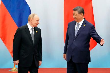 上海協力機構首脳会議で、記念撮影を終えた中国の習近平国家主席（右）とロシアのプーチン大統領＝１日、中国天津市（共同）