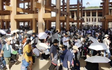 大勢の来場者でにぎわう大阪・関西万博の会場＝８月２９日、大阪市此花区の夢洲