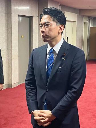 記者団の取材に応じる小泉農相＝１日午前、農水省