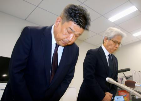 記者会見で謝罪するミニストップの堀田昌嗣社長（左）＝１日午後、東京都千代田区