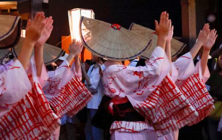 「おわら風の盆」が始まり、編みがさを目深にかぶって舞う女性たち＝１日夕、富山市