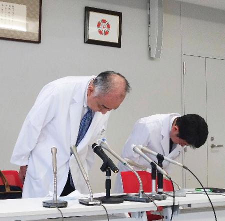 記者会見で謝罪する福岡県済生会八幡総合病院の古森公浩院長（左）ら＝１日午後、北九州市