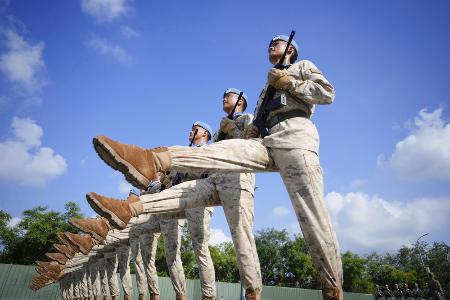 抗日戦争勝利８０周年記念の軍事パレードに向けて訓練を行う中国軍兵士ら＝８月２０日、北京