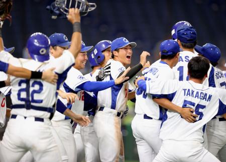 パナソニックにサヨナラ勝ちし喜ぶ王子ナイン＝東京ドーム