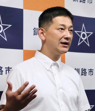 協議後、取材に応じる北海道釧路市の鶴間秀典市長＝１日午後、釧路市役所