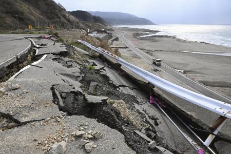 被災した国道２４９号（手前）と、能登半島地震で隆起した海岸部に造られた迂回路＝４月、石川県輪島市町野町