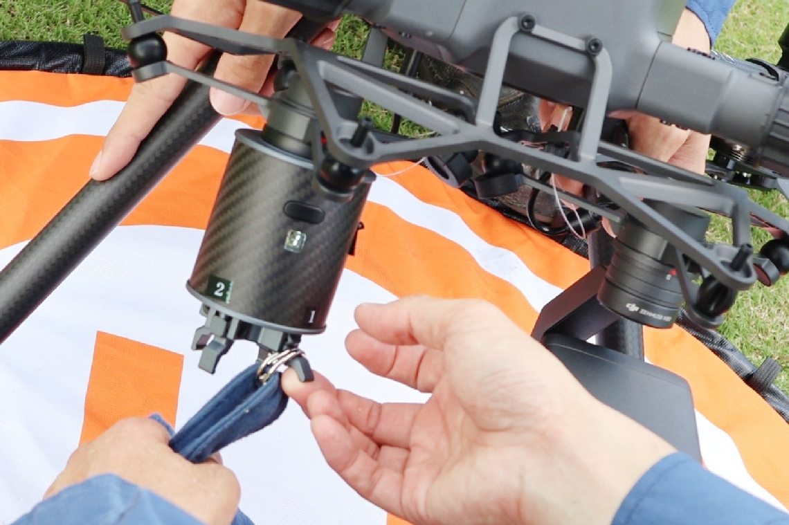 物資を入れたバッグに付けたリングをフックにかけて固定する