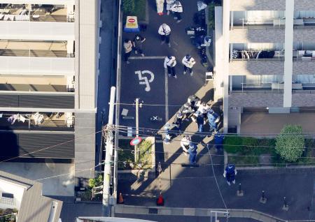 女性が切り付けられた東京都世田谷区野沢の現場付近を調べる捜査員＝１日午後３時７分（共同通信社ヘリから）