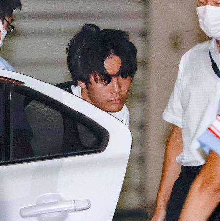 名古屋・南署に移送された石川勝也容疑者＝１日午後１０時３２分