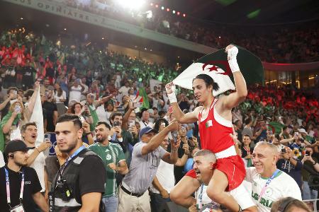 パリ五輪のボクシング女子６６キロ級で金メダルを獲得したアルジェリアのイマネ・ヘリフ＝昨年８月、パリ（ゲッティ＝共同）
