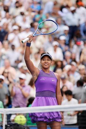 女子シングルス４回戦で勝利し、歓声に応える大坂なおみ＝ニューヨーク（共同）