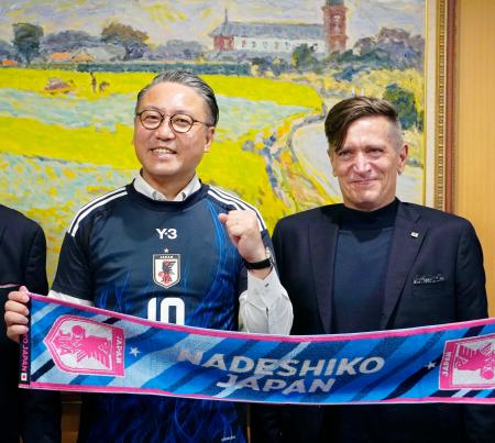 長崎県の大石賢吾知事（左）を表敬訪問したサッカー女子日本代表のニールセン監督＝２日、長崎県庁