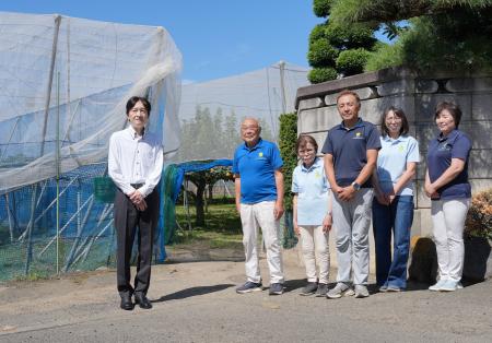 農業の振興に貢献したとして表彰された農家を視察される秋篠宮さま＝２日午前、川崎市（代表撮影）