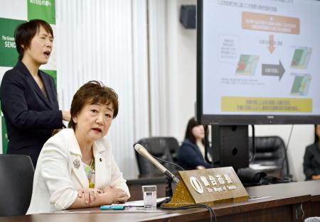 大規模森林伐採を伴う太陽光発電所の新設自粛を求める指導方針の策定を発表する郡和子仙台市長（手前）＝２日午前、市役所