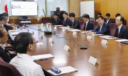 環境省で開かれた、人工光合成の工程表を取りまとめた検討会＝２日午後