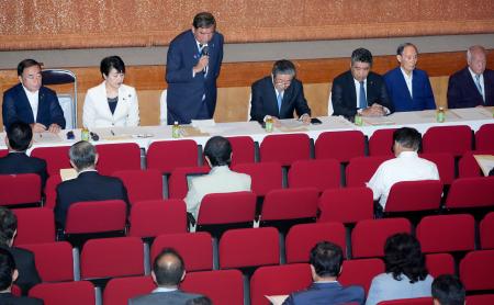 自民党の両院議員総会で、参院選敗北について陳謝する総裁の石破首相（左から３人目）。中央は森山幹事長＝２日午後、東京・永田町の党本部