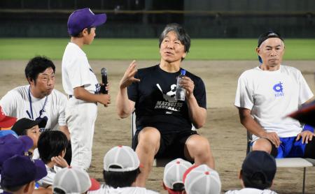 野球教室で子どもからの質問に答える松井秀喜さん。右はイチローさん＝２日、石川県七尾市