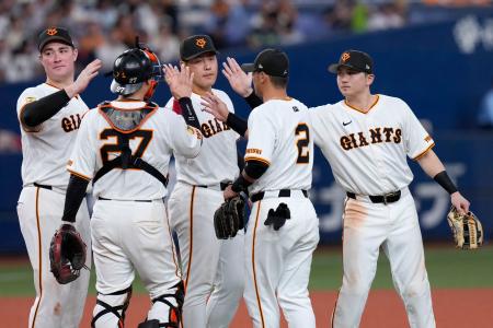 ヤクルトに勝利し、タッチを交わす泉口（右端）ら巨人ナイン＝京セラドーム