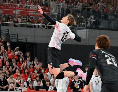 ブルガリア戦でサーブを放つ高橋藍＝有明アリーナ