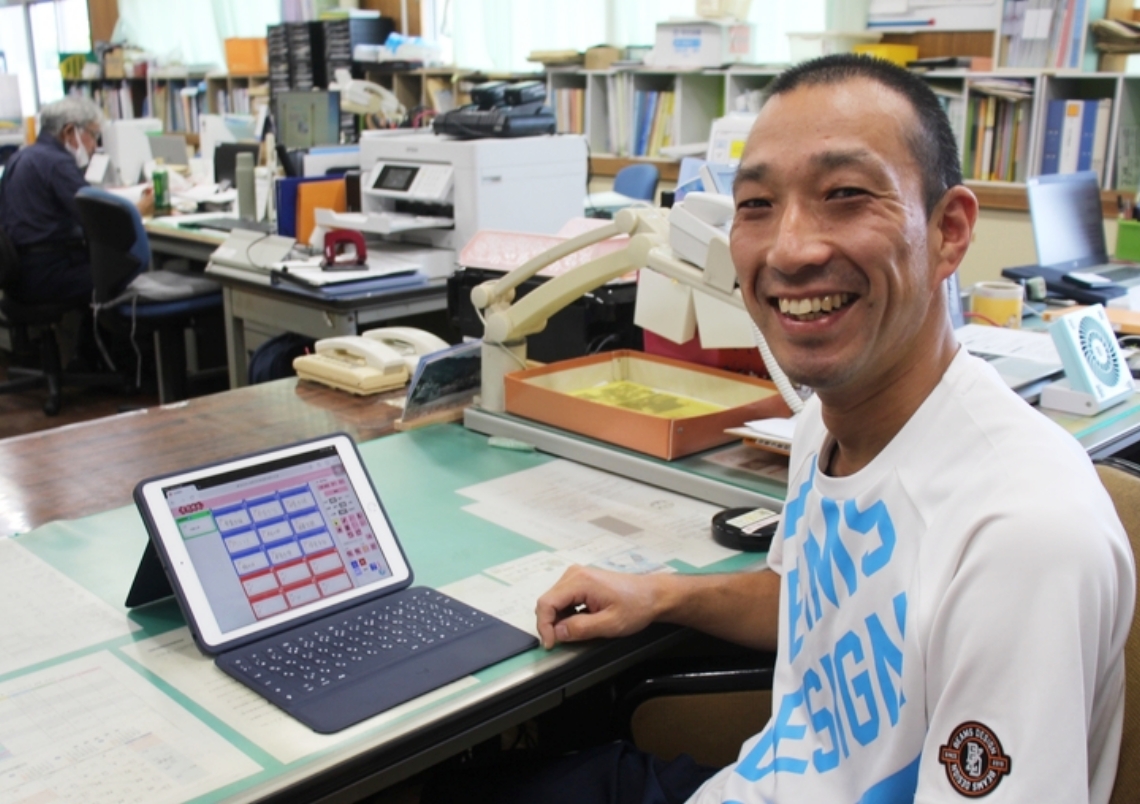 自動採点システムを活用する塩月陽教諭。全ての作業をパソコンやタブレット上で済ませられるほか、過去試験のデータや各生徒の学習の定着度合いも手軽に確認できるという＝佐伯市の佐伯城南中