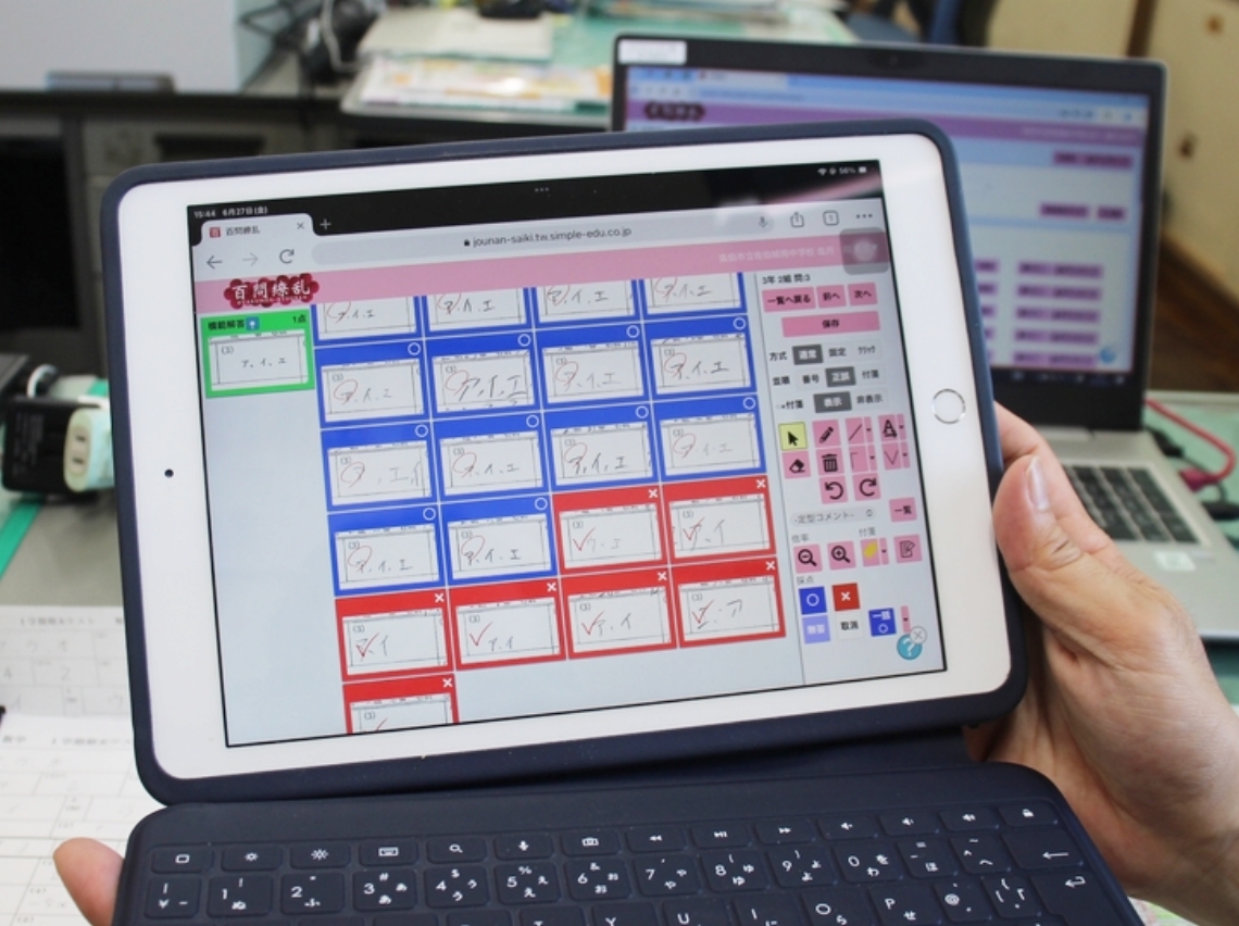 自動採点システムの操作画面。生徒が記入した記号や単語を読み取って手描き風のマルバツを付けてくれるほか、アドバイスを書き込む機能などもある