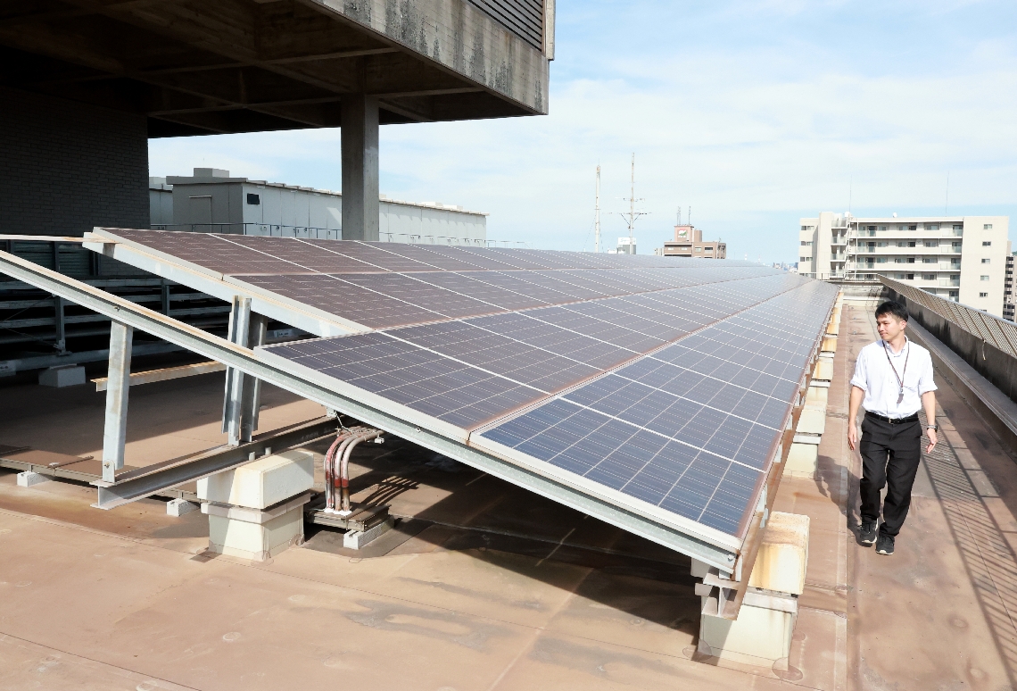 県庁舎の屋上にある太陽光発電設備。県は事業者に「大分カーボンクレジットクラブ」への入会を呼びかけている＝大分市