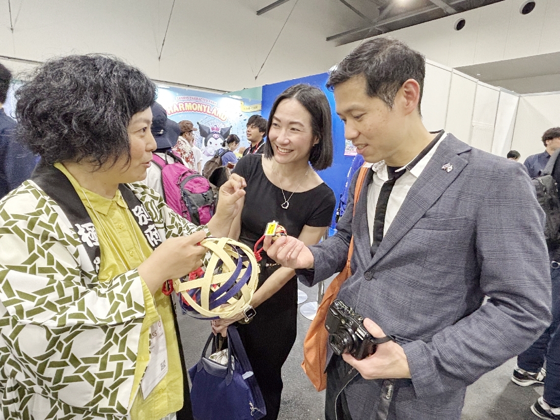 来場したタイ人に別府竹細工の特徴を説明する別府市の竹工芸作家（左）