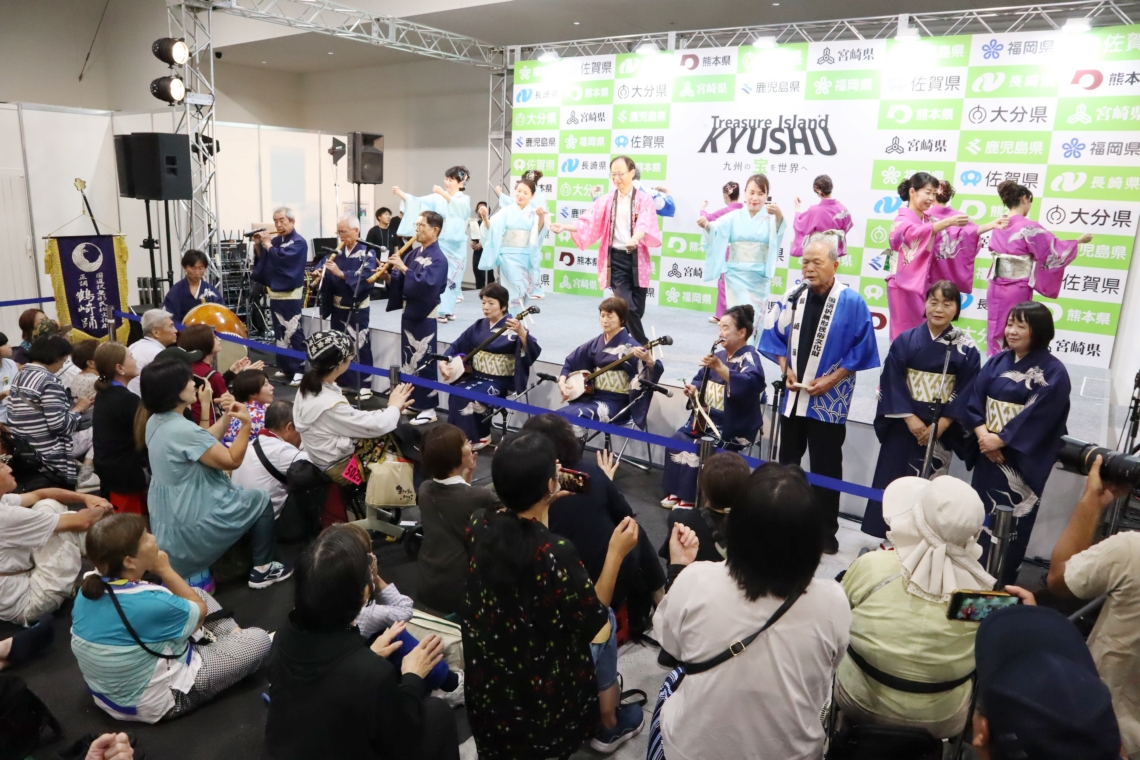 来場者も一緒に手を動かして鶴崎踊を体験した