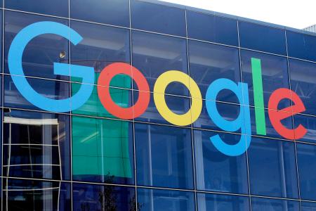 米グーグルの建物に掲げられたロゴ＝２０１９年９月、米カリフォルニア州（ＡＰ＝共同）