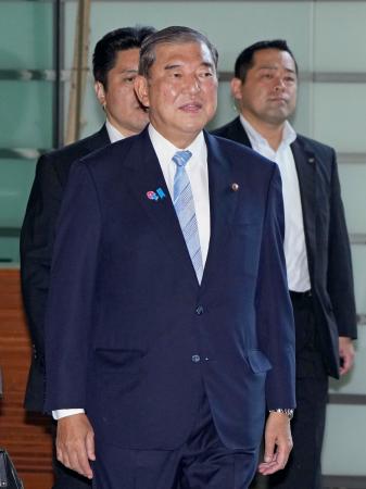 首相官邸に入る石破首相＝３日午前