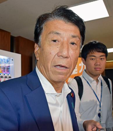 記者団の取材に応じる自民党の斎藤健前経産相＝３日午前、東京・永田町の党本部
