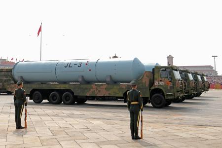 北京の天安門前をパレードする潜水艦発射弾道ミサイル（ＳＬＢＭ）「巨浪３」＝３日（ゲッティ＝共同）
