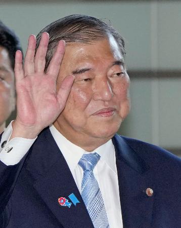 首相官邸に入る石破首相＝３日午前