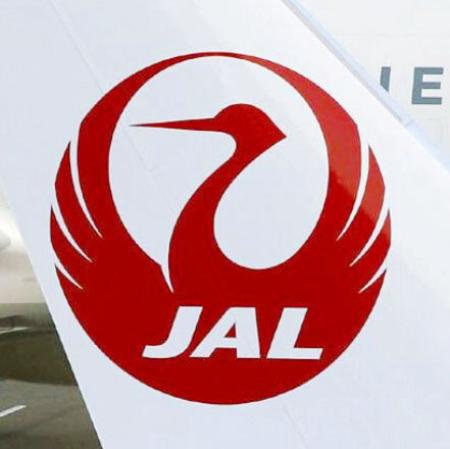日航機尾翼のロゴ＝成田空港