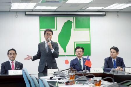 日台与党による会合に出席した（左から）自民党の岩田和親国防部会長、星野剛士外交部会長、台湾・民進党の郭国文、陳冠廷両立法委員＝３日、台北（共同）