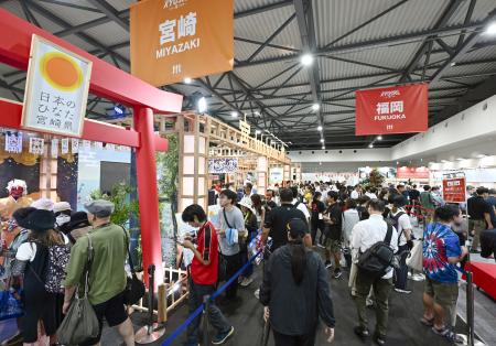 来場者でにぎわう、九州７県の魅力をＰＲする合同イベントの会場＝３日午前、大阪市此花区の夢洲