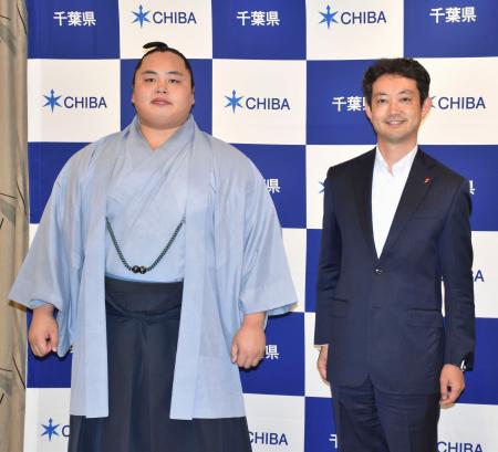 千葉県庁で熊谷俊人知事（右）を表敬訪問し、記念撮影をする琴勝峰＝３日午後