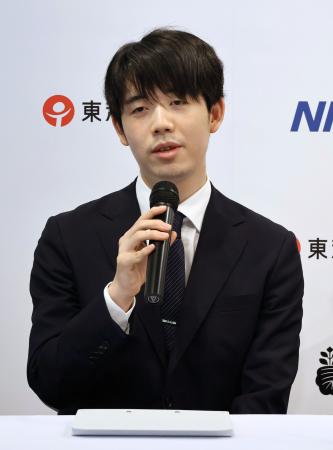 ３日、シンガポールで記者会見する藤井聡太王座（共同）