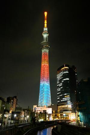 陸上世界選手権東京大会の日本代表のユニホームカラー「サンライズレッド」にライトアップされた東京スカイツリー＝３日夜、東京都墨田区