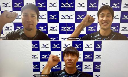 オンライン取材でポーズをとる陸上男子の飯塚翔太（右上）、ディーン元気（左上）、佐藤風雅＝３日