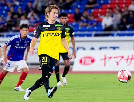横浜Ｍ―柏　後半、チーム２点目となるＰＫを決める柏・瀬川＝日産スタジアム