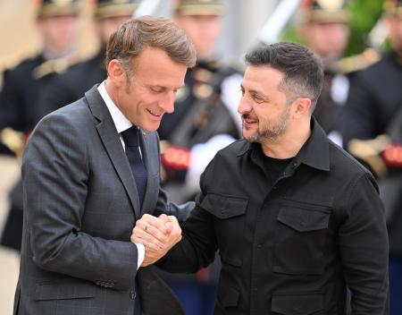 ウクライナのゼレンスキー大統領（右）を歓迎するフランスのマクロン大統領＝３日、パリ（ゲッティ＝共同）