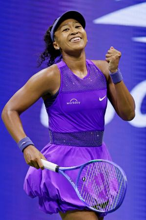 全米テニスの女子シングルス準々決勝で勝利し、笑顔の大坂なおみ＝３日、ニューヨーク（共同）