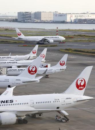 羽田空港に駐機する日航機