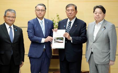 長崎県の大石賢吾知事（中央左）から要望書を受け取る石破首相＝４日午前、首相官邸