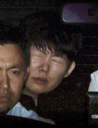 警視庁世田谷署に入るパク・ヨンジュン容疑者（奥）＝１日午後