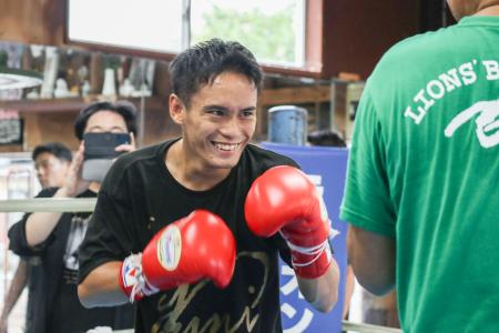 ＷＢＡミニマム級王座決定戦に向けた練習中に笑顔を見せる高田勇仁＝東京都内