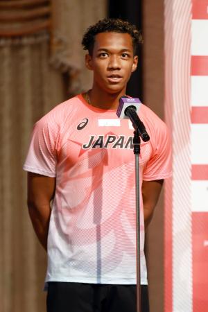 日本選手団の壮行会であいさつする男子１１０メートル障害の村竹ラシッド＝４日、東京都港区の明治記念館（代表撮影）