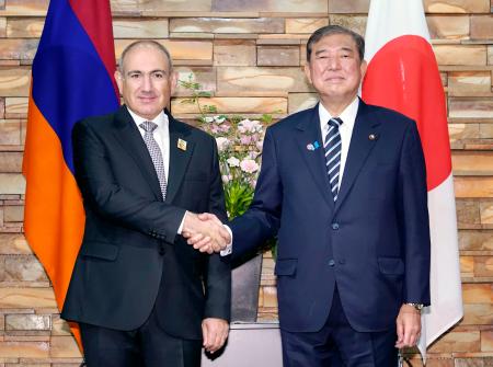 アルメニアのパシニャン首相（左）と握手する石破首相＝４日午前、首相官邸