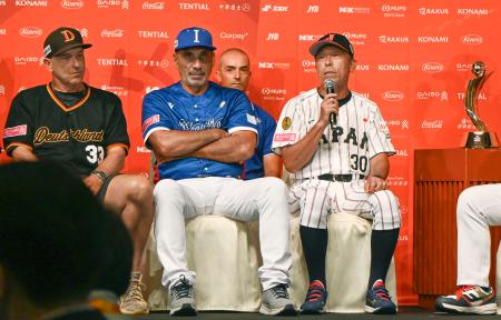 野球のＵ―１８Ｗ杯開幕を前に、記者会見で意気込みを語る日本の小倉全由監督（右端）＝４日、那覇市